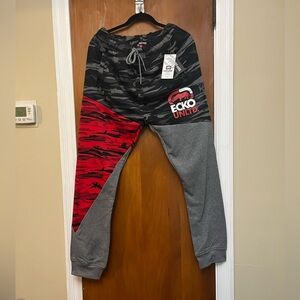🆕. Ecko Unlimited Men’s  Camo and Red Joggers. L.     NWT
00